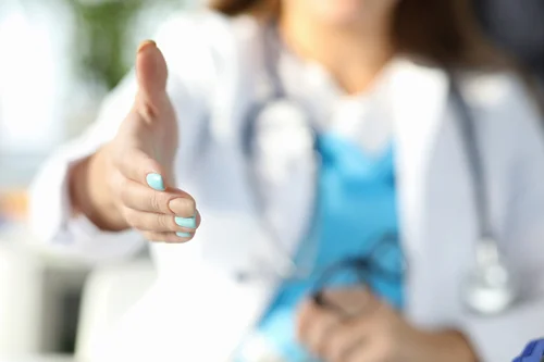 психиатр-нарколог протягивает руку помощи